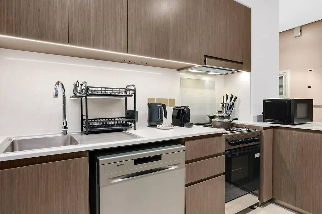 First Class 1Br Charming City View Dubai